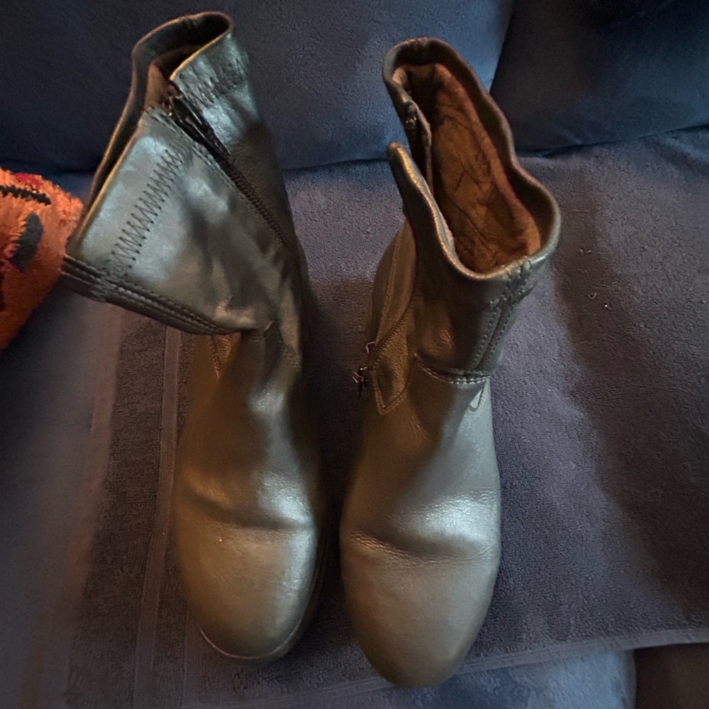 Fly London size 38 ankle boots.  Silver color in very good condition.
